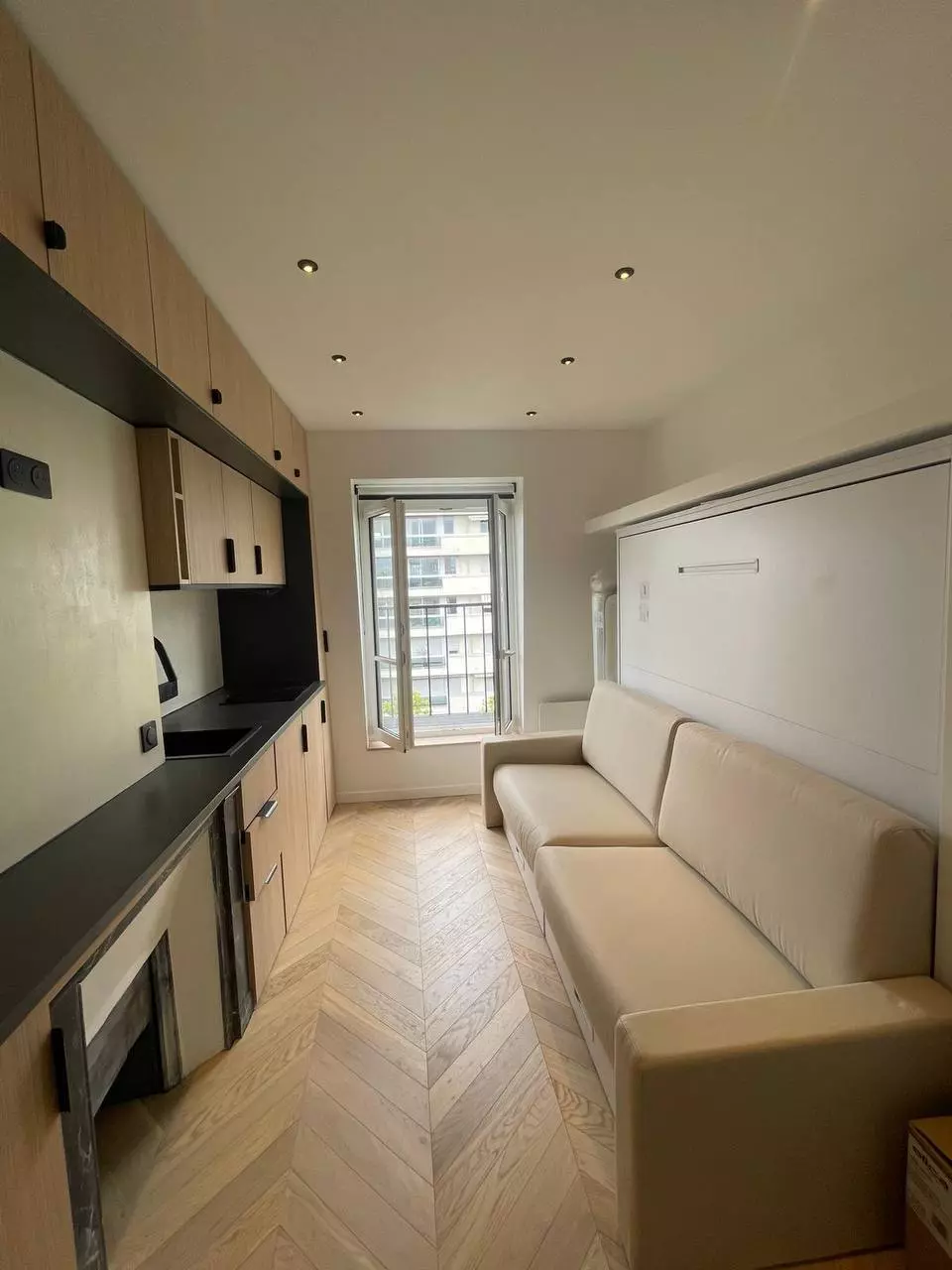 Long-term rental of 15 m² studio with balcony in Paris 7th district, France