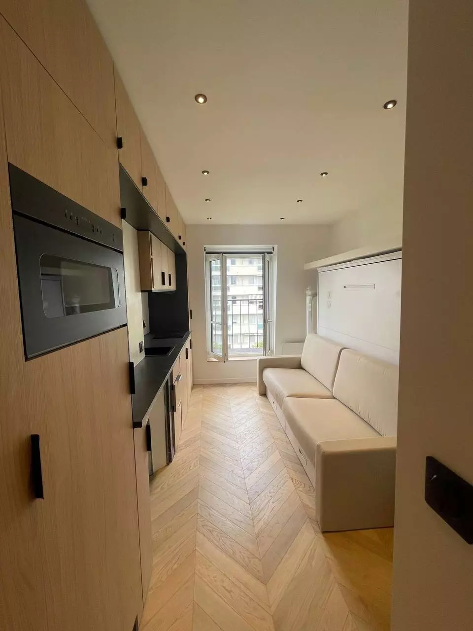 Long-term rental of 15 m² studio with balcony in Paris 7th district, France