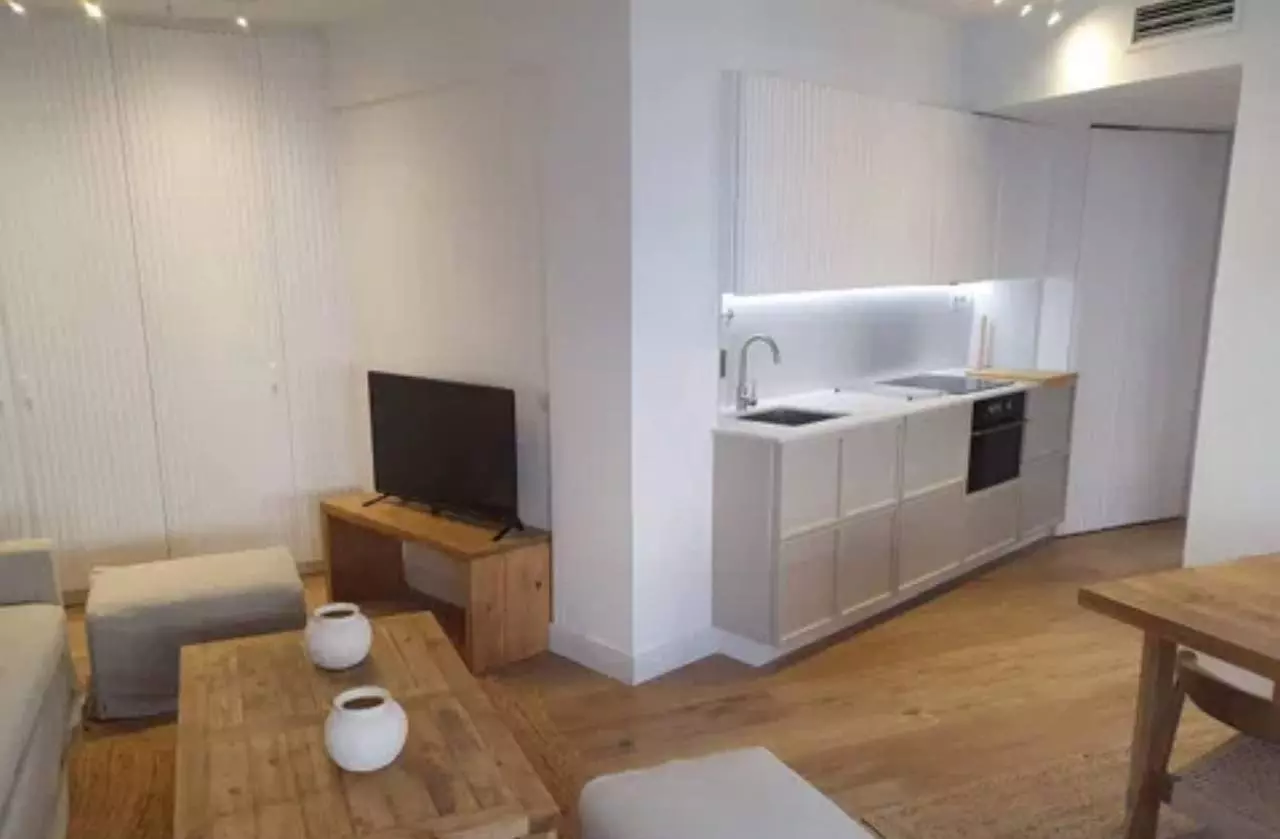 Long-term rental of 90 m² 3-bedroom apartment in the center of Alicante, Spain