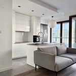 Alquiler a largo plazo de un acogedor piso de 2 habitaciones con balcón y parking en Wola, Varsovia