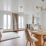 Rent of a modern 2-room apartment, 61 m², with a view of the majestic Porte Saint-Denis, Paris, France
