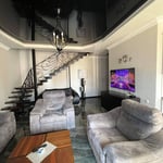 Mieten Sie eine möblierte und geräumige 100 m² Maisonette-Wohnung in Batumi, Georgien