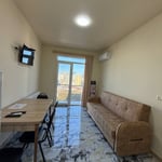 Location d'un appartement lumineux et meublé avec balcon, 48 m², Batoumi, Géorgie