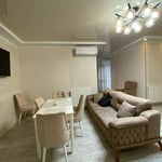 Geräumige Wohnung 80 m² mit neuer Renovierung zur Langzeitmiete in Batumi, Georgien