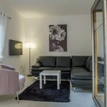 Alquiler de un apartamento luminoso de tres habitaciones cerca de una zona verde, 70 m², Belgrado, Voždovac, Serbia