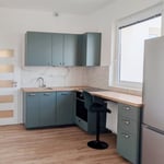 Apartamento luminoso y amueblado 52 m² con terraza en alquiler en Strašnice, Praga, República Checa