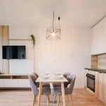 Location longue durée d’un appartement 2 pièces de 38 m² dans le quartier Partynice, Wrocław, Pologne