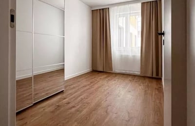 Alquiler a Largo Plazo: Apartamento de 3 Habitaciones y 55 m² con Estacionamiento | Varsovia, Ursus