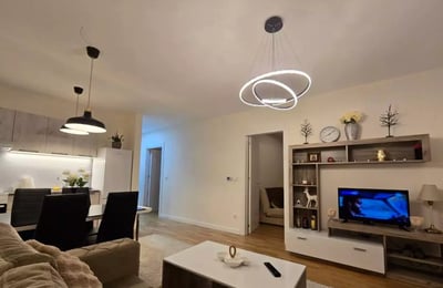 Alquiler a largo plazo de un apartamento nuevo de 3 habitaciones con balcón en Belgrado, Zvezdara