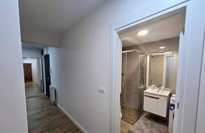 Alquiler a largo plazo de un apartamento nuevo de 3 habitaciones con balcón en Belgrado, Zvezdara