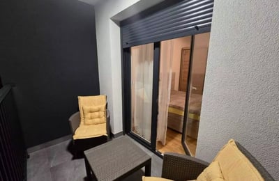 Alquiler a largo plazo de un apartamento nuevo de 3 habitaciones con balcón en Belgrado, Zvezdara