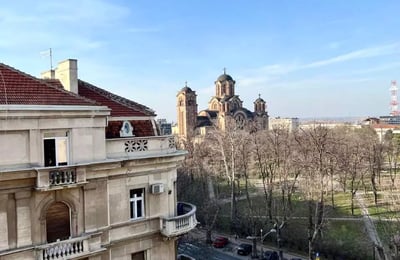 Долгосрочная аренда светлой 3-комнатной квартиры в Белграде с видом на парк Ташмайдан