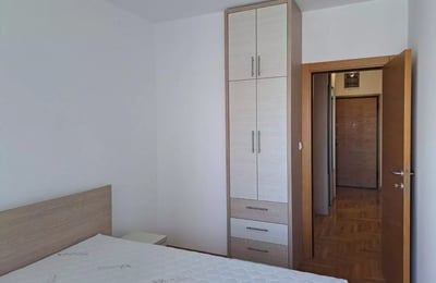 Alquiler a largo plazo de un apartamento de tres habitaciones en el área de Voždovac, Belgrado