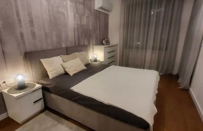 Alquiler a largo plazo de un nuevo apartamento de dos habitaciones en un complejo residencial de lujo, Nuevo Belgrado