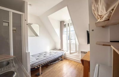 Alquiler a largo plazo de estudio con balcón en París, Francia
