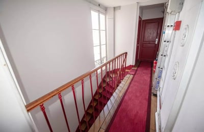 Alquiler a largo plazo de estudio con balcón en París, Francia