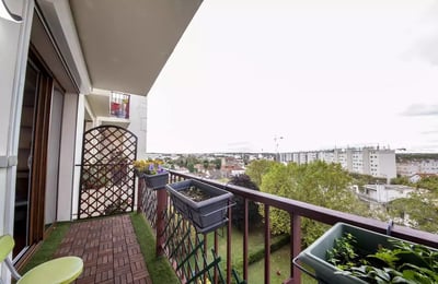 Alquiler a largo plazo – amplio apartamento de 3 habitaciones con balcón y parking en las afueras de París