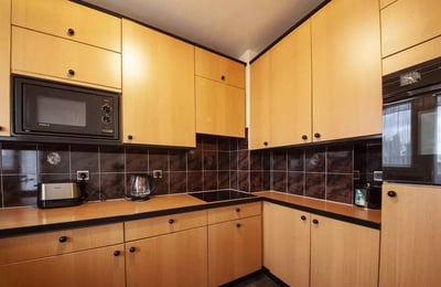 Alquiler a largo plazo – amplio apartamento de 3 habitaciones con balcón y parking en las afueras de París