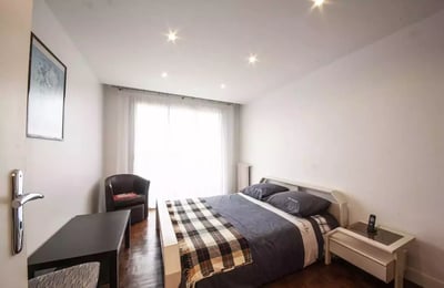 Alquiler a largo plazo – amplio apartamento de 3 habitaciones con balcón y parking en las afueras de París