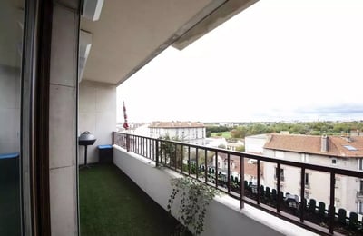 Alquiler a largo plazo – amplio apartamento de 3 habitaciones con balcón y parking en las afueras de París