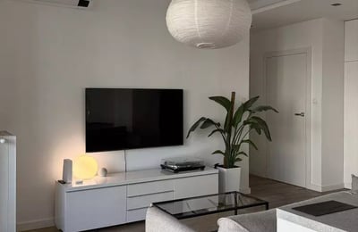 Alquiler a largo plazo de un acogedor piso de 2 habitaciones con balcón y parking en Wola, Varsovia