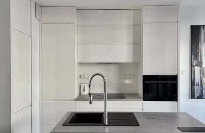 Alquiler a largo plazo de un acogedor piso de 2 habitaciones con balcón y parking en Wola, Varsovia
