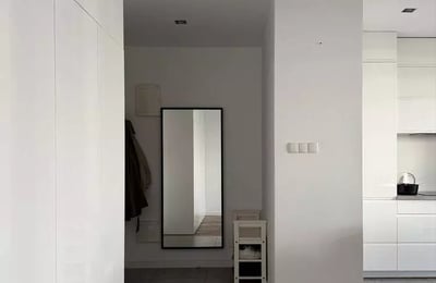 Alquiler a largo plazo de un acogedor piso de 2 habitaciones con balcón y parking en Wola, Varsovia