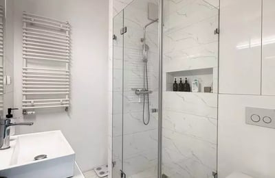 Alquiler a largo plazo de un acogedor piso de 2 habitaciones con balcón y parking en Wola, Varsovia
