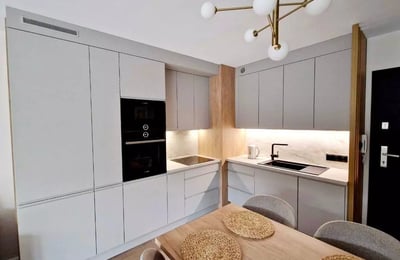 Долгосрочная аренда стильной 2к квартиры 44 m² с балконом и паркингом во Вроцлаве