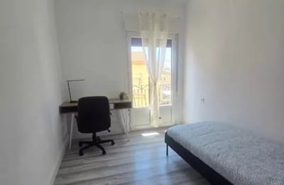 Long-term rental of a renovated 5-bedroom apartment with balcony in Mercado area, Alicante