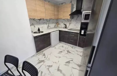 Long-term rental of a renovated 5-bedroom apartment with balcony in Mercado area, Alicante