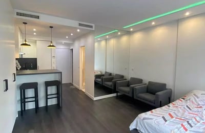 Long-term rental in Paris: studio apartment, 35 m², on Rue Berri with parking and all amenities