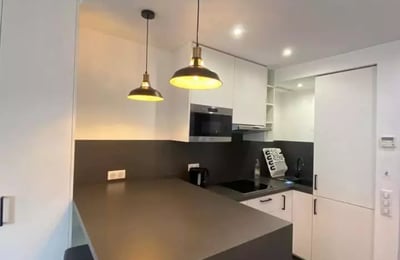 Long-term rental in Paris: studio apartment, 35 m², on Rue Berri with parking and all amenities