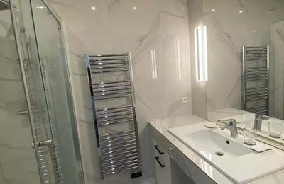 Long-term rental in Paris: studio apartment, 35 m², on Rue Berri with parking and all amenities