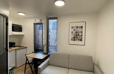 Долгосрочная аренда в Париже — студия 12м² на 5 этаже без лифта, рядом с метро Charles Michel