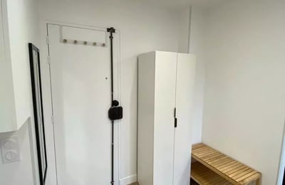 Долгосрочная аренда в Париже — студия 12м² на 5 этаже без лифта, рядом с метро Charles Michel