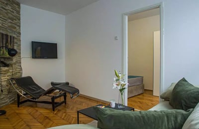 Долгосрочная аренда в Белграде — двухкомнатная квартира 50 м² в центре города, с кондиционером и возможностью проживания с питомцами