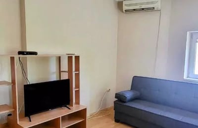 Alquiler a largo plazo en Belgrado — apartamento de 1 ambiente y 35 m² con aire acondicionado y calefacción eléctrica en el barrio de Voždovac