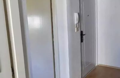 Alquiler a largo plazo en Belgrado — apartamento de 1 ambiente y 35 m² con aire acondicionado y calefacción eléctrica en el barrio de Voždovac