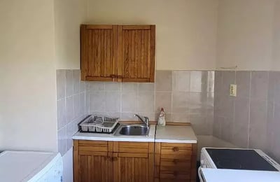 Alquiler a largo plazo en Belgrado — apartamento de 1 ambiente y 35 m² con aire acondicionado y calefacción eléctrica en el barrio de Voždovac
