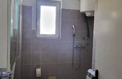 Alquiler a largo plazo en Belgrado — apartamento de 1 ambiente y 35 m² con aire acondicionado y calefacción eléctrica en el barrio de Voždovac