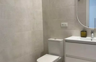 Long-term rental of an 86 m² new apartment in Alicante with terrace, pool, and parking