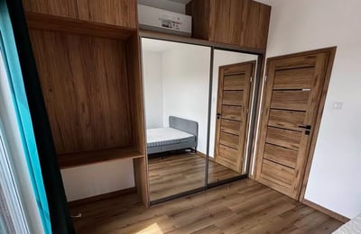 Alquiler a largo plazo de un piso acogedor con balcón y aparcamiento en Varsovia