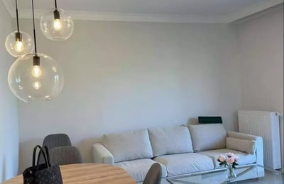 Alquiler a largo plazo de un amplio apartamento de tres habitaciones con aparcamiento en el distrito Włochy de Varsovia