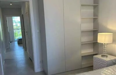 Alquiler a largo plazo de un amplio apartamento de tres habitaciones con aparcamiento en el distrito Włochy de Varsovia