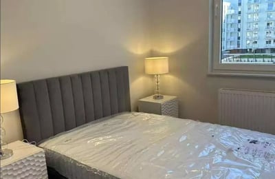 Alquiler a largo plazo de un amplio apartamento de tres habitaciones con aparcamiento en el distrito Włochy de Varsovia