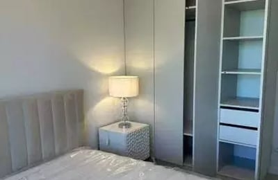 Alquiler a largo plazo de un amplio apartamento de tres habitaciones con aparcamiento en el distrito Włochy de Varsovia