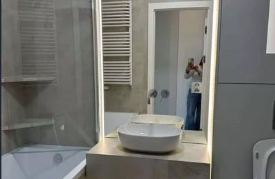 Alquiler a largo plazo de un amplio apartamento de tres habitaciones con aparcamiento en el distrito Włochy de Varsovia