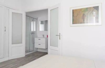 Long-term rental of a bright apartment in the center of Alicante, Spain