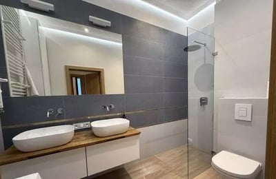 Long-term rental 78 m² apartment with balcony & AC in Wola, Warsaw, Poland
